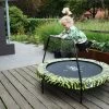 EXIT TOYS EXIT Tiggy Junior Trampolin Mit Bügel ø140cm - Schwarz/grün -Garten Spielzeug Laden 10007540 a exittoys lifestyle