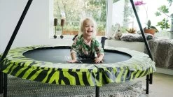 EXIT TOYS EXIT Tiggy Junior Trampolin Mit Bügel ø140cm - Schwarz/grün -Garten Spielzeug Laden 10007540 c exittoys lifestyle