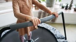 EXIT TOYS EXIT Tiggy Junior Trampolin Mit Bügel ø140cm - Schwarz/grün -Garten Spielzeug Laden 10007540 d exittoys lifestyle