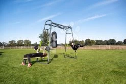 Multifunkčná Preliezka GetSet Monkeybar MB230 Exit Toys Rozšíriteľná S Gymnastickými Kruhmi Boxovacím Vrecom Bradlami A Benchpress Lavičkou ET54203000 -Garten Spielzeug Laden 54203000 a exit toys lifestyle