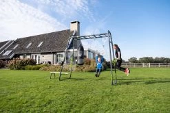 Multifunkčná Preliezka GetSet Monkeybar MB230 Exit Toys Rozšíriteľná S Gymnastickými Kruhmi Boxovacím Vrecom Bradlami A Benchpress Lavičkou ET54203000 -Garten Spielzeug Laden 54203000 b exit toys lifestyle