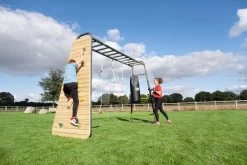 Multifunkčná Preliezka GetSet Monkeybar MB320 Exit Toys Rozšíriteľná S Gymnastickými Kruhmi Boxovacím Vrecom Lezeckou Stenou Hojdačkou A Bradlami ET54302000 -Garten Spielzeug Laden 54302000 a exit toys lifestyle